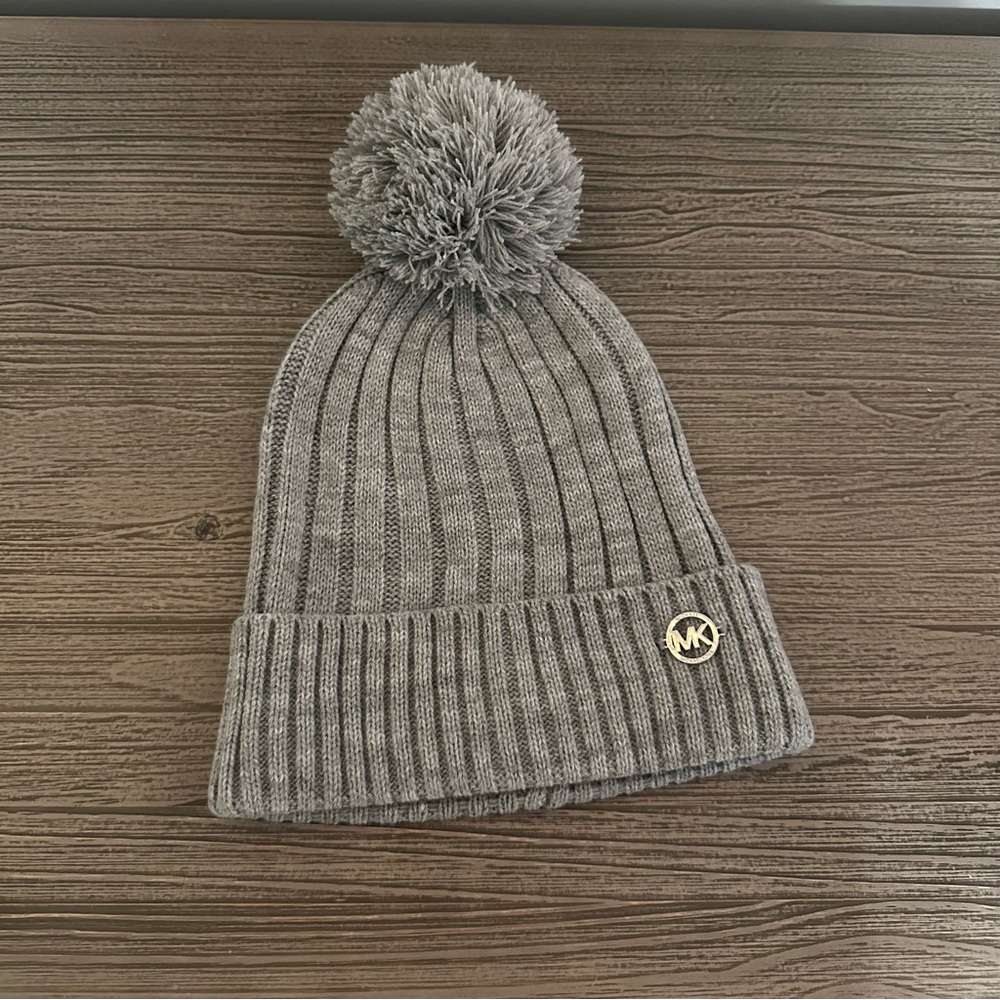 Michael Kors Women’s Light Gray Knit Beanie Pom Pom Silver. NWT!